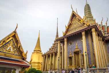 Bangkok Kraliyet Sarayı'nın tadını çıkaran turistler
