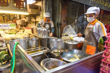 Bangkok sokaklarında Pad Thai restoran