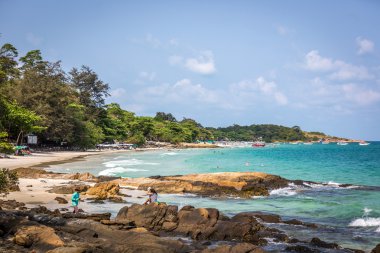 Koh Samet ın pastoral plaj bazı turistler