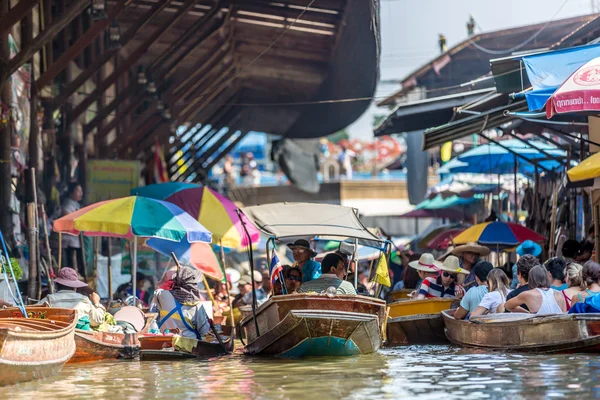 Människor njuter av berömda flytande marknaden — Stockfoto