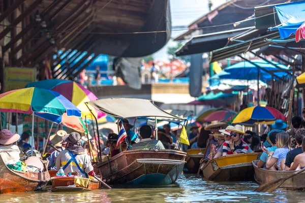 Människor njuter av berömda flytande marknaden — Stockfoto