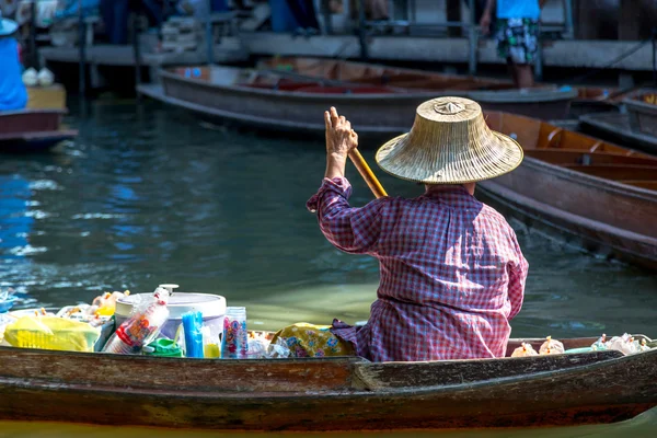 Mensen genieten van de beroemde drijvende markt — Stockfoto