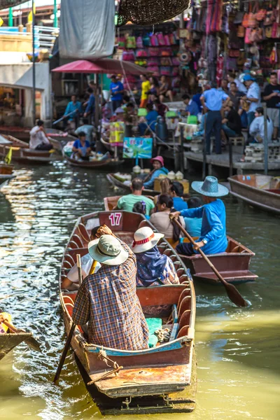 Människor njuter av berömda flytande marknaden — Stockfoto