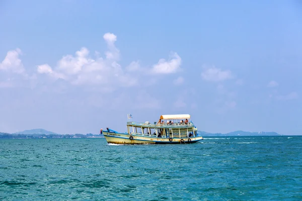 Vis boot in blauw water zee — Stockfoto