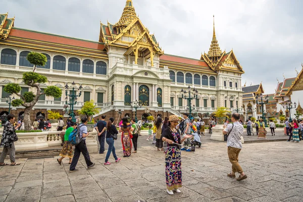 游客享受曼谷皇宫 — 图库照片