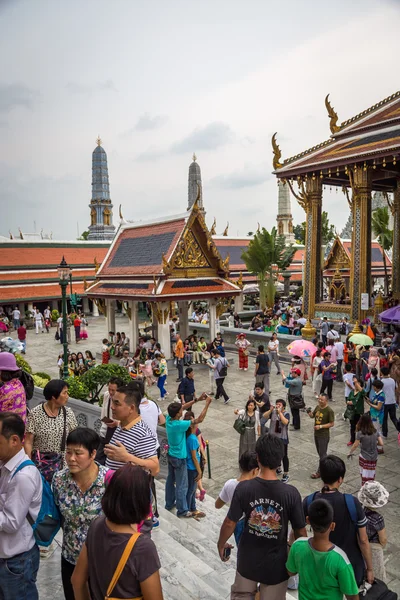 Touristen genießen königlichen Palast von Bangkok — Stockfoto