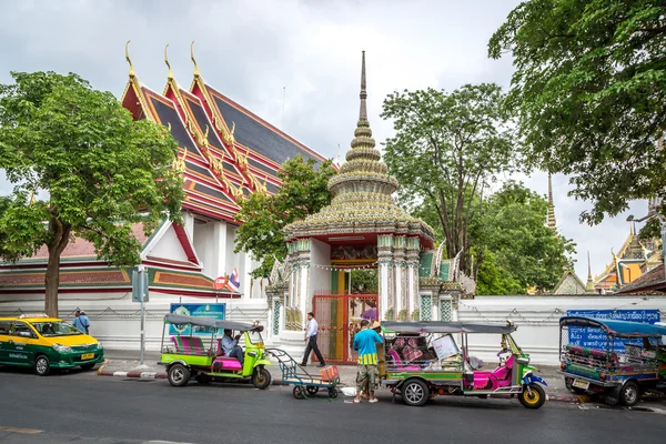 Coches y tuk-tuks aparcamiento en frente de Wat Pho —  Fotos de Stock