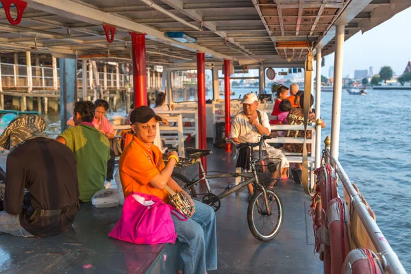 Lokale mensen in Ferry Crossing River — Stockfoto