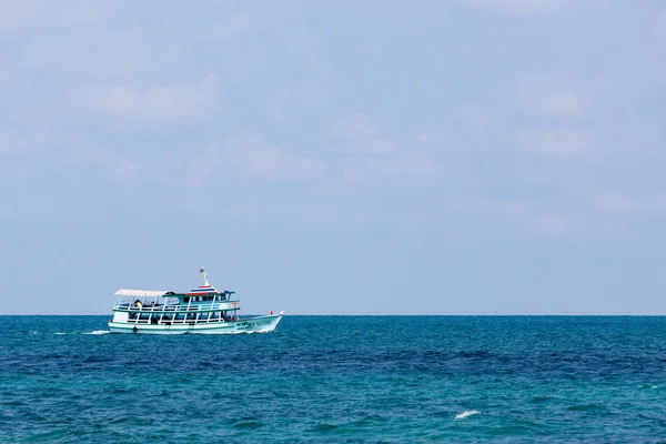 Vis boot in blauw water zee — Stockfoto