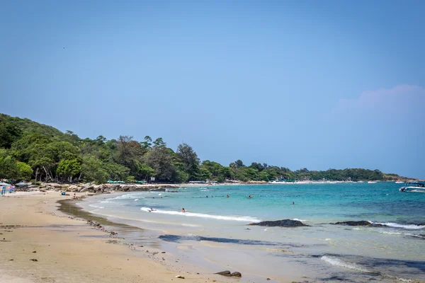 Некоторые туристы на Айдиллическом пляже Ко Самет (Koh Samet) — стоковое фото