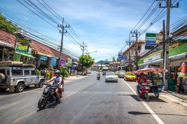 Güneşli bir günde yerel sokak