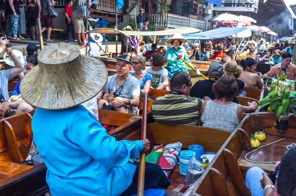 Mensen genieten van de beroemde drijvende markt — Stockfoto