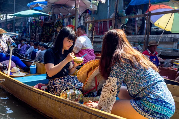 Pessoas desfrutando do famoso mercado flutuante — Fotografia de Stock