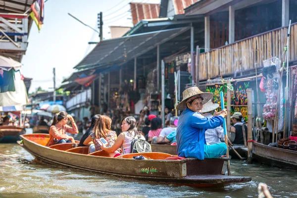 Gente disfrutando del famoso mercado flotante — Foto de Stock