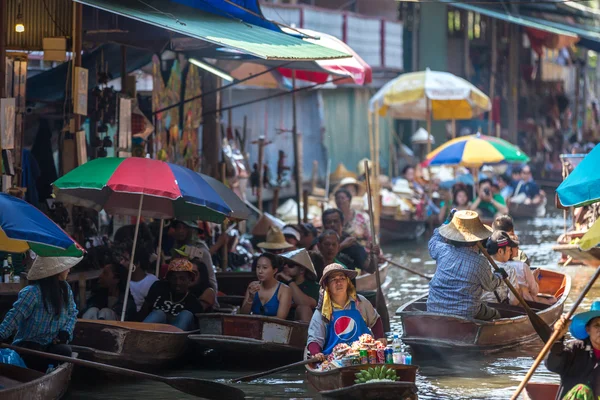 Mensen genieten van de beroemde drijvende markt — Stockfoto