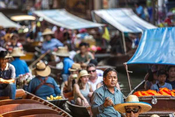 Gente disfrutando del famoso mercado flotante — Foto de Stock