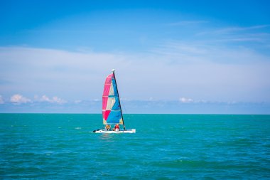 Mavi su denize yelken turist