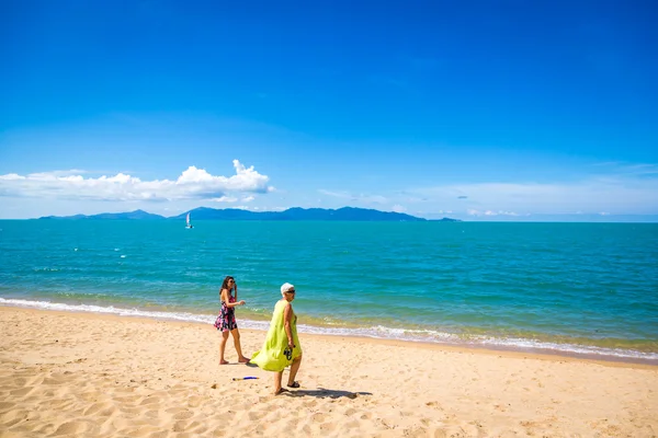 Turistas caminhando na praia de areia branca — Fotografia de Stock