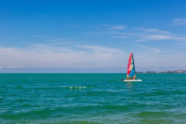 Mavi su denize yelken turist