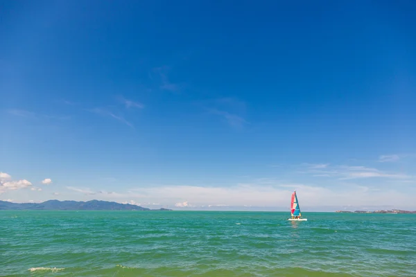 Turistas navegando en mar azul — Foto de Stock