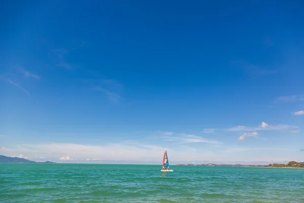 青い海でのセーリングの観光客 — ストック写真