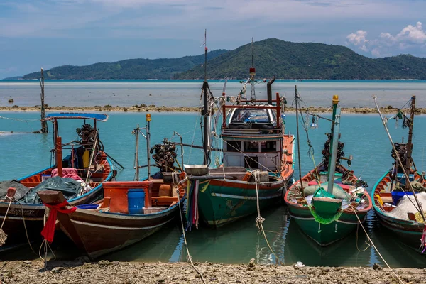 Visser boten verankerd in Koh Samui — Stockfoto