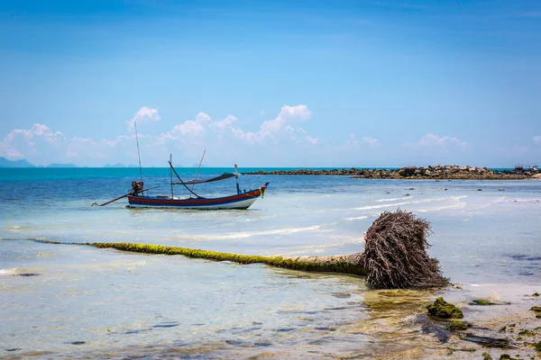 Traditionele boot verankerd in blauw water — Stockfoto