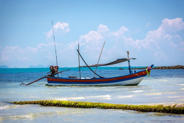 Traditionele boot verankerd in blauw water — Stockfoto