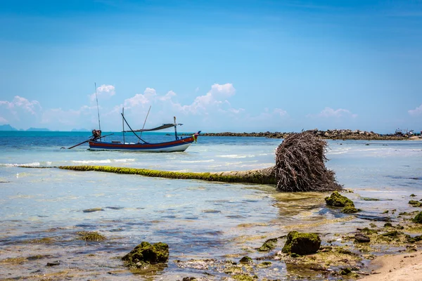 Traditionele boot verankerd in blauw water — Stockfoto