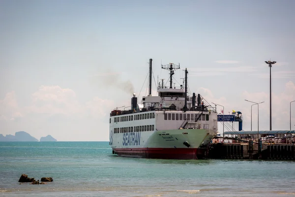 Duży samochód prom przybywających w Koh Samui — Zdjęcie stockowe