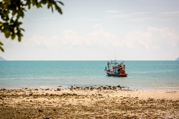Visser boot in geweldig strand — Stockfoto