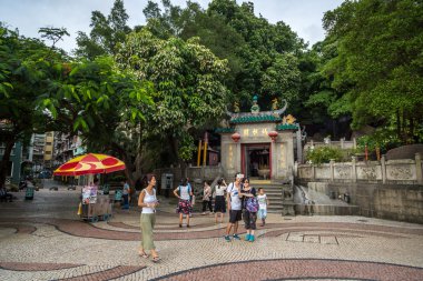 Turistler ve yerliler için Çince tapınağı ziyaret