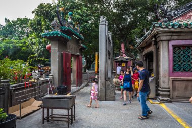 Turistler ve yerliler için Çince tapınağı ziyaret