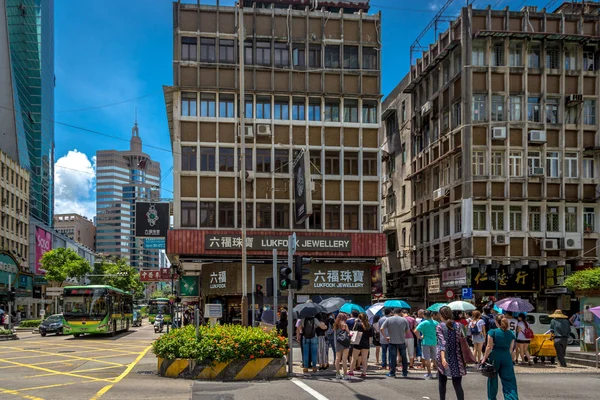 Туристы, гуляющие по центру Макао — стоковое фото