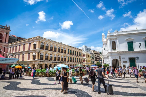 Multidão de pessoas na praça principal de Macau — Fotografia de Stock