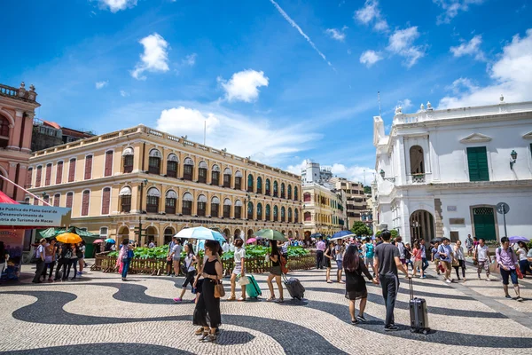 Menigte van mensen in het centrale plein van Macau — Stockfoto