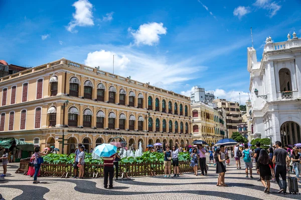 Multidão de pessoas na praça principal de Macau — Fotografia de Stock