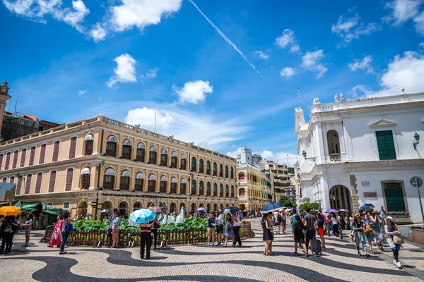 Multidão de pessoas na praça principal de Macau — Fotografia de Stock