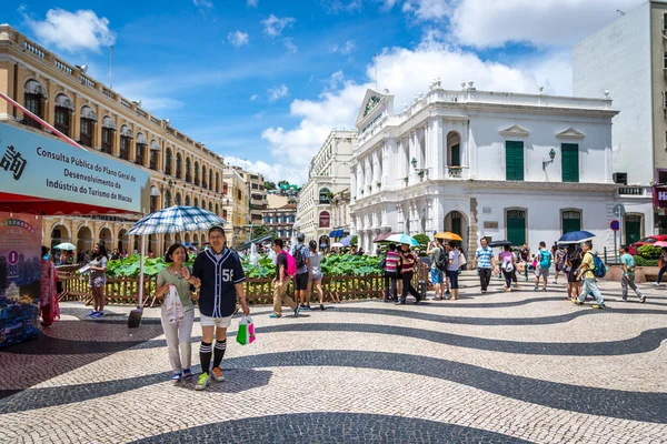 Multidão de pessoas na praça principal de Macau — Fotografia de Stock