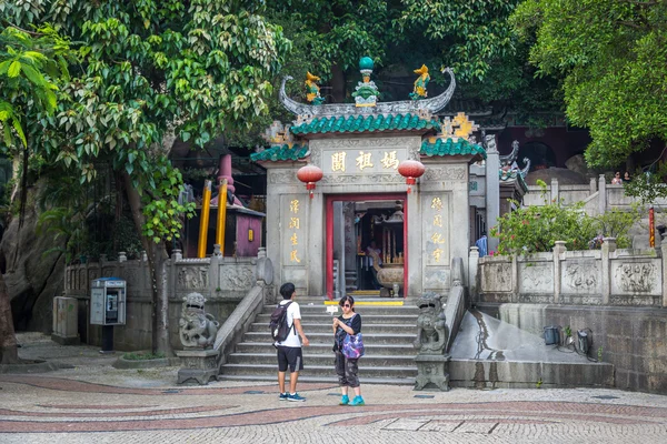 Turistler ve yerliler için Çince tapınağı ziyaret