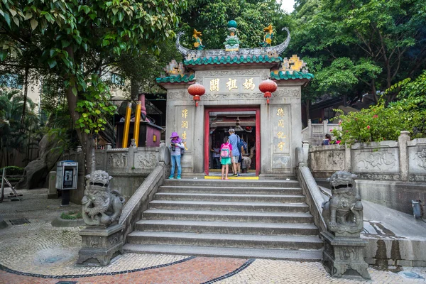 Tourists and locals visiting Chinese temple — Stock Photo, Image
