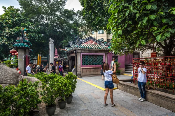 Turistas e moradores que visitam o templo chinês — Fotografia de Stock