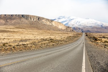 Kar dağ ile boş yol
