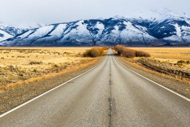 El Calafate boş yolda kar dağ ile
