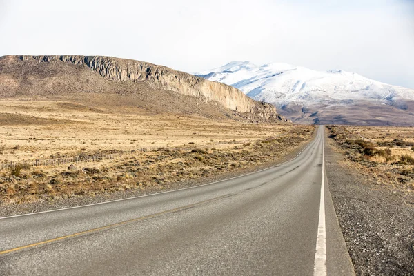 Empty road with snow mountain — Stock Photo, Image