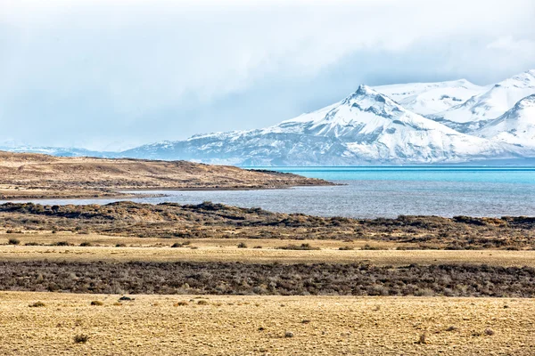 Lindo lago azul com montanha nevada — Fotografia de Stock