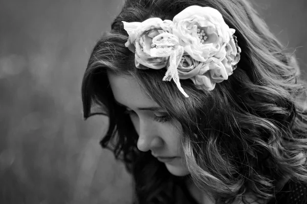 Belle jolie fille triste a pensé à des problèmes, sens de la vie, veut se suicider. Photographie noir et blanc.Déprimé, malheureux, bouleversé, fille triste penser à lui.Déprimé, malheureux, bouleversé, fille triste penser à son problème, suicide, assis dans un grand désespoir . — Photo