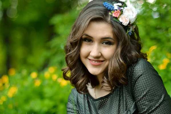 Molto felice, sorridente, allegro con sano, bianco, sorriso carino stare all'aperto, in estate, primavera verde parco soleggiato con ghirlanda di fiori. Splendido, felice, allegro con sorriso sano bianco follemente bello.Pubblicità di vita felice, sorriso più bello, denti — Foto Stock