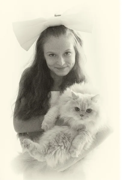 通常、幻想的なかわいい、かわいい、素敵な、完璧な女の子、長い髪と大きなふわふわペルシャの猫の小さな女の子の美しい肖像画は、白い背景にフォトスタジオに立っています。白黒写真。クール. — ストック写真