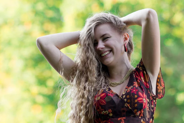 Pretty girl enjoys life, seizes the moment, is happy with the life.Close-up portrait of happy,smiling,laughing blonde girl in summer.Blonde girl with healthy beaitiful smile. Healthy white teeth. — Stock fotografie